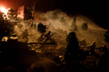 Savaş kavramı. Askeri siluetleri sahne üzerinde savaş sis sky mücadele arka plan, Dünya Savaşı askerler siluetleri bulutlu manzarası, gece aşağıda. Saldırı sahne. Zırhlı araçlar. Seçici odak. Dekorasyon