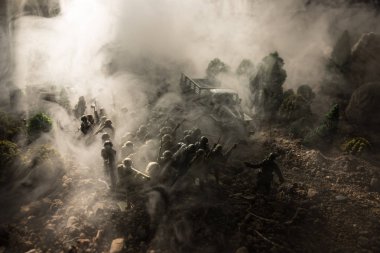 Savaş kavramı. Askeri siluetleri sahne üzerinde savaş sis sky mücadele arka plan, Dünya Savaşı askerler siluetleri bulutlu manzarası, gece aşağıda. Saldırı sahne. Zırhlı araçlar. Seçici odak. Dekorasyon