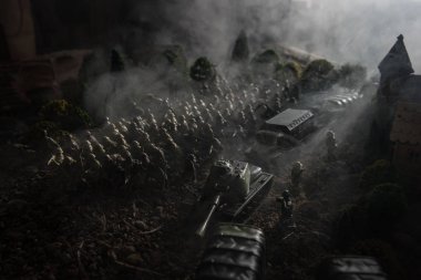 Savaş kavramı. Askeri savaş sis gökyüzü arka plan, Dünya Savaşı askerler siluetleri aşağıda bulutlu manzarası dövüş sahnesinde siluetleri. Zırhlı araçlar. Savaş tankları. Dekorasyon. Seçici odak