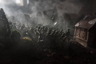 Savaş kavramı. Askeri savaş sis gökyüzü arka plan, Dünya Savaşı askerler siluetleri aşağıda bulutlu manzarası dövüş sahnesinde siluetleri. Zırhlı araçlar. Savaş tankları. Dekorasyon. Seçici odak