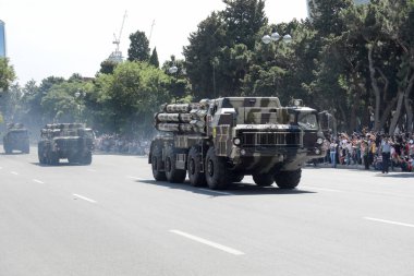 Bakü, Azerbaycan - 26 Haziran 2018 - askeri geçit töreni, Bakü, Azerbaycan Ordusu gün. Azerbaycan silahlı kuvvetlerinin 100 yaşını kutluyor