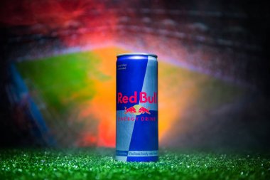 Bakü, Azerbaycan - 01 Temmuz 2018: Yaratıcı kavramı. Red Bull klasik 250 ml çimenlerin üzerinde olabilir. Ülkeniz Dünya Kupası 2018 desteği. Seçici odak