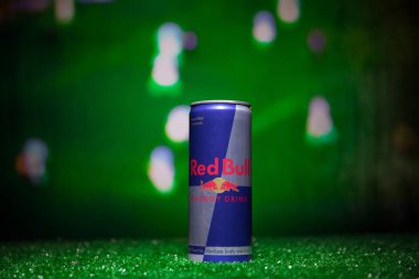 Bakü, Azerbaycan - 01 Temmuz 2018: Yaratıcı kavramı. Red Bull klasik 250 ml çimenlerin üzerinde olabilir. Ülkeniz Dünya Kupası 2018 desteği. Seçici odak