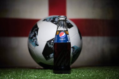 Bakü, Azerbaycan - 01 Temmuz 2018: Yaratıcı kavramı. Resmi Rusya 2018 Dünya Kupası futbol topu Adidas Telstar 18 ve Pepsi klasik çimenlerin üzerinde cam şişede. Sizin ülke kavramı destekler