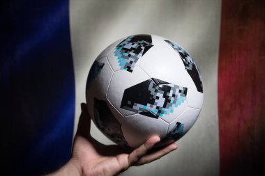 Bakü, Azerbaycan - 01 Temmuz 2018: Yaratıcı kavramı. Resmi Rusya 2018 Dünya Kupası futbol topu Adidas Telstar 18 el. Sizin ülke kavramı destekler. Seçici odak