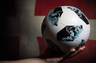 Bakü, Azerbaycan - 01 Temmuz 2018: Yaratıcı kavramı. Resmi Rusya 2018 Dünya Kupası futbol topu Adidas Telstar 18 el. Sizin ülke kavramı destekler. Seçici odak