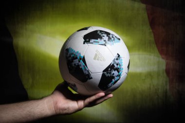 Bakü, Azerbaycan - 01 Temmuz 2018: Yaratıcı kavramı. Resmi Rusya 2018 Dünya Kupası futbol topu Adidas Telstar 18 el. Sizin ülke kavramı destekler. Seçici odak