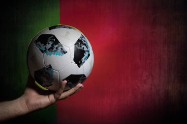 Bakü, Azerbaycan - 01 Temmuz 2018: Yaratıcı kavramı. Resmi Rusya 2018 Dünya Kupası futbol topu Adidas Telstar 18 el. Sizin ülke kavramı destekler. Seçici odak