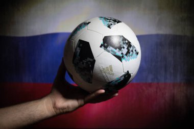 Bakü, Azerbaycan - 01 Temmuz 2018: Yaratıcı kavramı. Resmi Rusya 2018 Dünya Kupası futbol topu Adidas Telstar 18 el. Sizin ülke kavramı destekler. Seçici odak