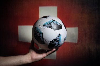Bakü, Azerbaycan - 01 Temmuz 2018: Yaratıcı kavramı. Resmi Rusya 2018 Dünya Kupası futbol topu Adidas Telstar 18 el. Sizin ülke kavramı destekler. Seçici odak
