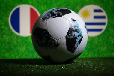 Bakü, Azerbaycan - 01 Temmuz 2018: Yaratıcı kavramı. Resmi Rusya 2018 Dünya Kupası futbol topu Adidas Telstar 18 yeşil çimenlerin üzerinde. Fransa ve Uruguay. Seçici odak