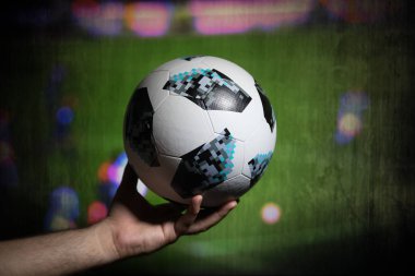 Bakü, Azerbaycan - 01 Temmuz 2018: Yaratıcı kavramı. Resmi Rusya 2018 Dünya Kupası futbol topu Adidas Telstar 18 el. Sizin ülke kavramı destekler. Seçici odak