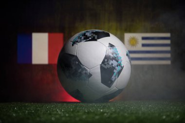Bakü, Azerbaycan - 01 Temmuz 2018: Yaratıcı kavramı. Resmi Rusya 2018 Dünya Kupası futbol topu Adidas Telstar 18 yeşil çimenlerin üzerinde. Fransa ve Uruguay. Seçici odak