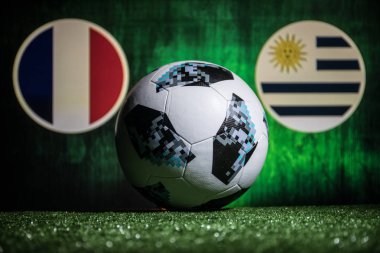 Bakü, Azerbaycan - 01 Temmuz 2018: Yaratıcı kavramı. Resmi Rusya 2018 Dünya Kupası futbol topu Adidas Telstar 18 yeşil çimenlerin üzerinde. Fransa ve Uruguay. Seçici odak