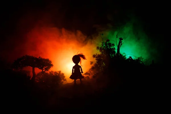 Horror Halloween Díszített Fogalmi Kép Fényt Erdőben Éjszaka Egyedül Lány — Stock Fotó
