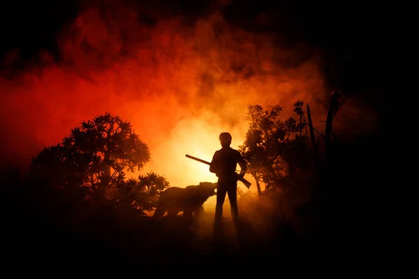 Uomo Con Una Rissa Nella Foresta Spettrale Notte Strana Silhouette — Foto Stock