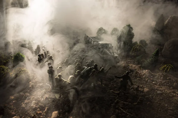 Savaş kavramı. Askeri siluetleri sahne üzerinde savaş sis sky mücadele arka plan, Dünya Savaşı askerler siluetleri bulutlu manzarası, gece aşağıda. Saldırı sahne. Zırhlı araçlar. Seçici odak. Dekorasyon