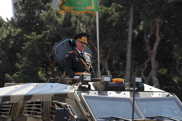 БАКУ, АЗЕРБАЙДЖАН - 26 июня 2018 года - Военный парад в Баку, Азербайджан, в День армии. Азербайджан отмечает 100-летие Вооруженных Сил
