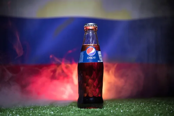 Baku Azerbajdzsán 2018 Július Kreatív Koncepció Pepsi Klasszikus Füvön Üvegben — Stock Fotó