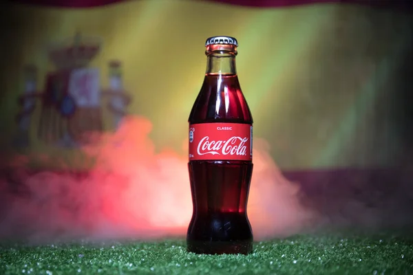 Baku Azerbajdzsán 2018 Július Kreatív Koncepció Coca Cola Klasszikus Füvön — Stock Fotó