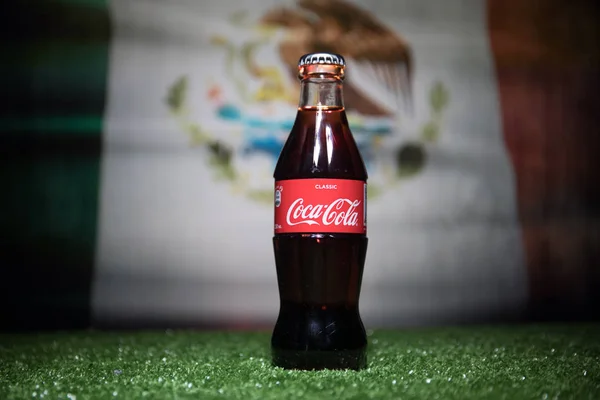 Baku Azerbajdzsán 2018 Július Kreatív Koncepció Coca Cola Klasszikus Füvön — Stock Fotó