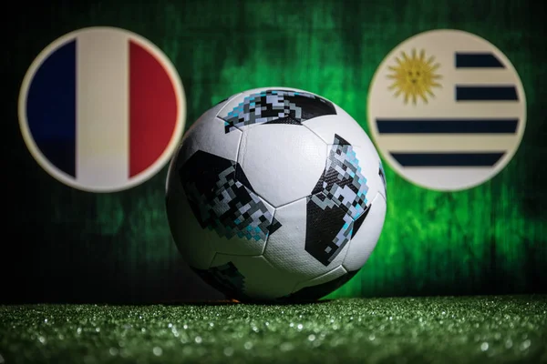 Bakü, Azerbaycan - 01 Temmuz 2018: Yaratıcı kavramı. Resmi Rusya 2018 Dünya Kupası futbol topu Adidas Telstar 18 yeşil çimenlerin üzerinde. Fransa ve Uruguay. Seçici odak