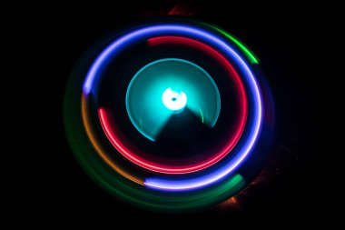 Müzik konsepti. FreezeLight parlak vinil koyu arka plan veya vinil parlayan Özet satırları konsepti ile koyu arka plan üzerinde oynarken pikap. Club poster tasarımı