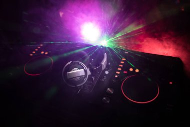 Seçici odak Pro dj Kumanda cihazı. Masa başında müzik parti gece kulübünde renkli disko ışıkları ile karıştırma Dj konsolu DJ. Görünümü kapatın