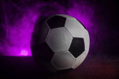 Futbol topu görünümünü koyu arka plan üzerine kapatın. Futbol oyun kavramsal atış. Seçici odak