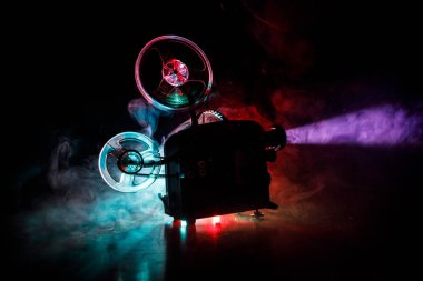 Eski stil film projektör, Natürmort, yakın çekim. Film projektör dramatik aydınlatma ve seçici odak ahşap bir zemin üzerine. Film ve eğlence kavramının