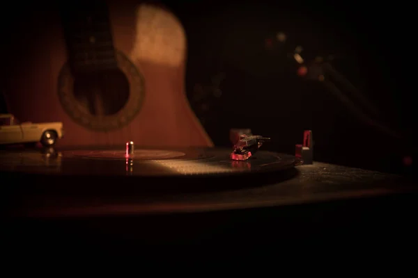 Vintage Vinyl Record Bermain Pada Pemain Dan Gitar Akustik Latar — Stok Foto