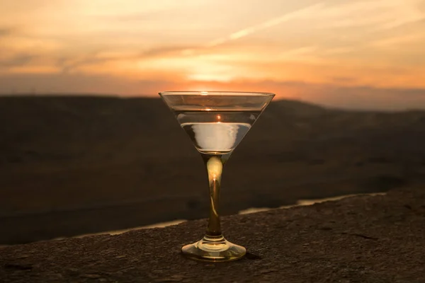 Martini Ett Glas Mot Solnedgången Bakgrund Med Bergen Club Drink — Stockfoto