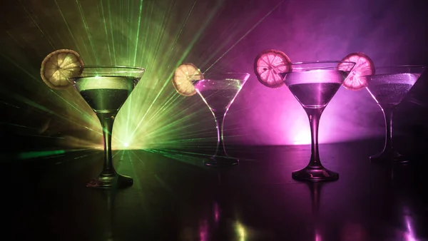 Ünlü Kokteyl Martini Birkaç Bardak Koyu Tonda Sisli Arka Plan — Stok fotoğraf