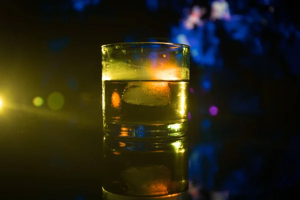 セレクティブ フォーカス霧濃いアルコール飲み物概念のウイスキー グラスの中のアイス キューブで純粋なウイスキー クローズ アップ — ストック写真