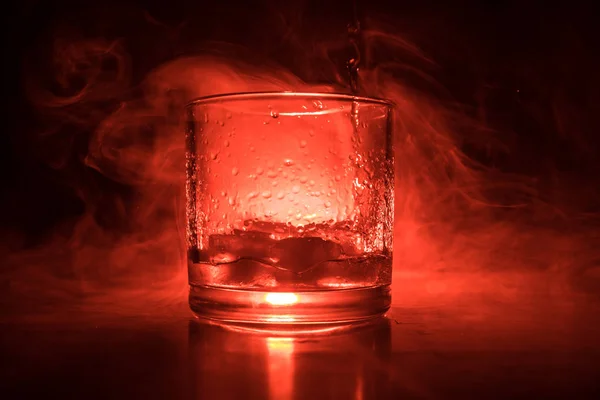 Ποτήρι Ουίσκι Και Πάγο Στην Ξύλινη Επιφάνεια Χρώμα Φως Και — Φωτογραφία Αρχείου