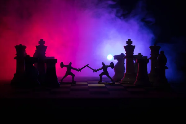 騎兵と歩兵のチェス盤で中世の戦いのシーン ビジネスのアイデアの競争と戦略のアイデア チェス ボード ゲーム コンセプト チェス計数煙と霧と暗い背景 — ストック写真