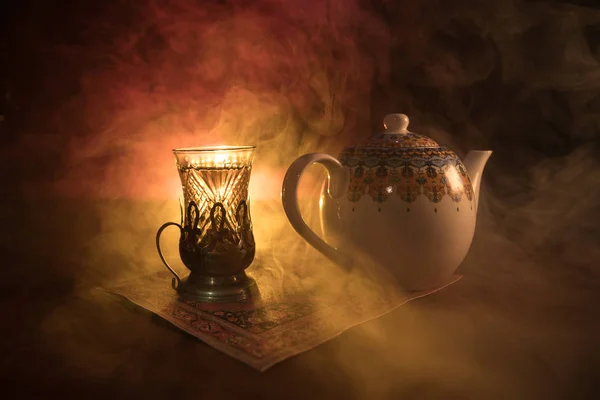 Ostentee Traditionellem Glas Und Kanne Auf Schwarzem Hintergrund Mit Licht — Stockfoto
