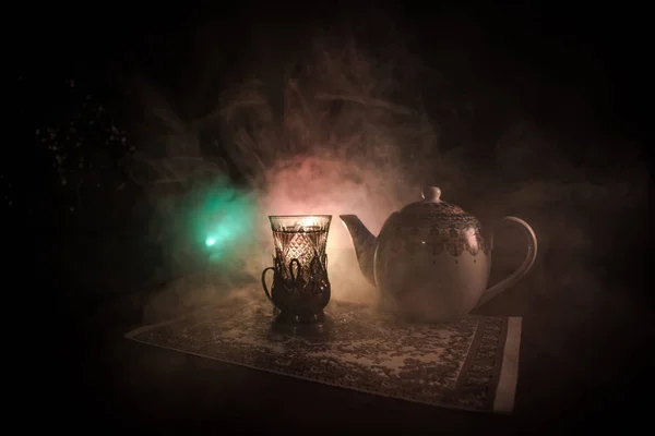 东方茶在传统的镜和壶的黑色背景与灯光和烟雾 东方茶的概念 Armudu 传统的阿塞拜疆 土耳其杯 选择性对焦 — 图库照片