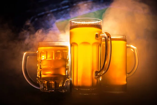 サッカー 2018 創造的な概念 テーブルの上のビールのグラス ビールの概念とあなたの国をサポートします 選択と集中 — ストック写真