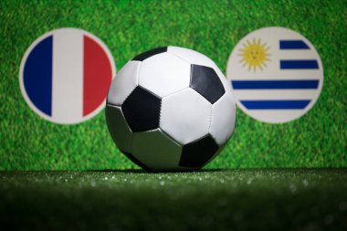 Futbol 2018. Yaratıcı kavramı. Yeşil çimenlerin üzerinde futbol topu. Ülke veya tezahürat kavramı destekler. Seçici odak