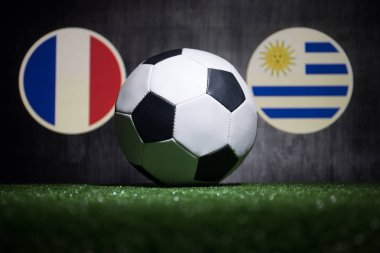 Futbol 2018. Yaratıcı kavramı. Yeşil çimenlerin üzerinde futbol topu. Ülke veya tezahürat kavramı destekler. Seçici odak