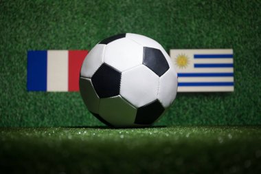 Futbol 2018. Yaratıcı kavramı. Yeşil çimenlerin üzerinde futbol topu. Ülke veya tezahürat kavramı destekler. Seçici odak