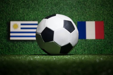 Futbol 2018. Yaratıcı kavramı. Yeşil çimenlerin üzerinde futbol topu. Ülke veya tezahürat kavramı destekler. Seçici odak