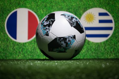 Bakü, Azerbaycan - 04 Temmuz 2018: Yaratıcı kavramı. Resmi Rusya 2018 Dünya Kupası futbol topu Adidas Telstar 18 yeşil çimenlerin üzerinde. Ülke veya tezahürat kavramı destekler. Seçici odak