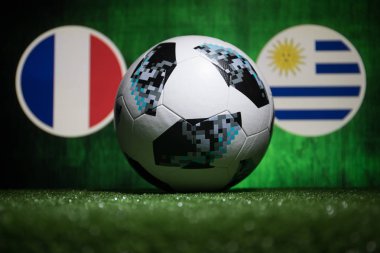 Bakü, Azerbaycan - 04 Temmuz 2018: Yaratıcı kavramı. Resmi Rusya 2018 Dünya Kupası futbol topu Adidas Telstar 18 yeşil çimenlerin üzerinde. Ülke veya tezahürat kavramı destekler. Seçici odak