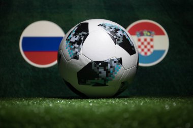 Bakü, Azerbaycan - 04 Temmuz 2018: Yaratıcı kavramı. Resmi Rusya 2018 Dünya Kupası futbol topu Adidas Telstar 18 yeşil çimenlerin üzerinde. Ülke veya tezahürat kavramı destekler. Seçici odak