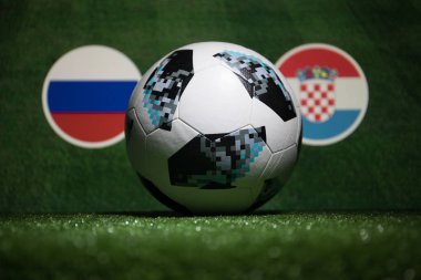 Bakü, Azerbaycan - 04 Temmuz 2018: Yaratıcı kavramı. Resmi Rusya 2018 Dünya Kupası futbol topu Adidas Telstar 18 yeşil çimenlerin üzerinde. Ülke veya tezahürat kavramı destekler. Seçici odak