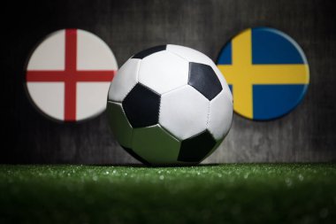 Futbol 2018. Yaratıcı kavramı. Yeşil çimenlerin üzerinde futbol topu. Ülke veya tezahürat kavramı destekler. Seçici odak