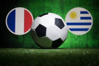 Futbol 2018. Yaratıcı kavramı. Yeşil çimenlerin üzerinde futbol topu. Ülke veya tezahürat kavramı destekler. Seçici odak