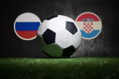 Futbol 2018. Yaratıcı kavramı. Yeşil çimenlerin üzerinde futbol topu. Ülke veya tezahürat kavramı destekler. Seçici odak